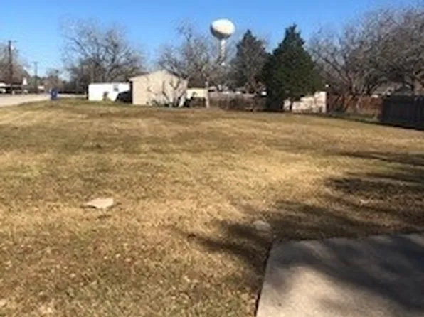 501 Walnut St, Yoakum, TX 77995