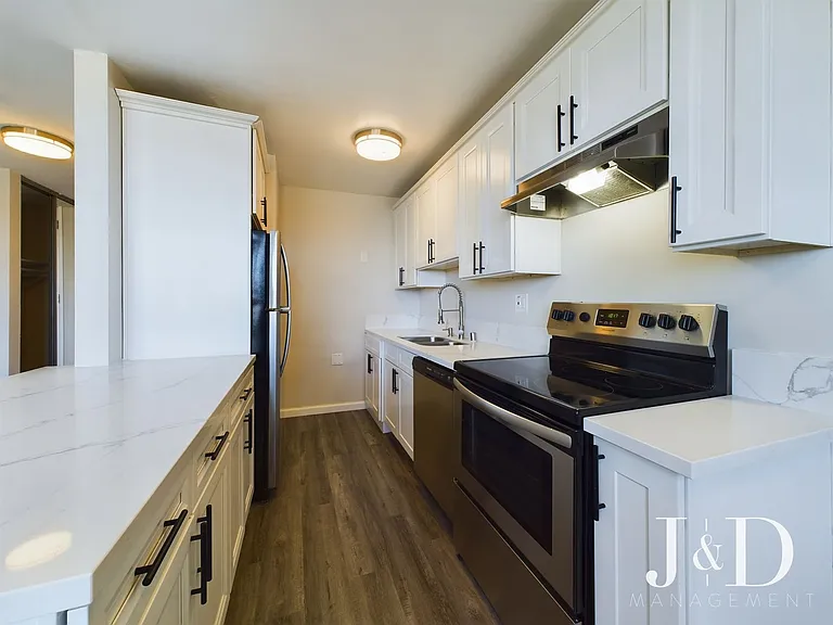 Newly Renovated Units Near the Beach with Parking — Photo 18