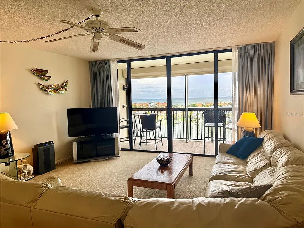 2 bed, 2.0 bath, 1175 sqft, $4,200 — Photo 3