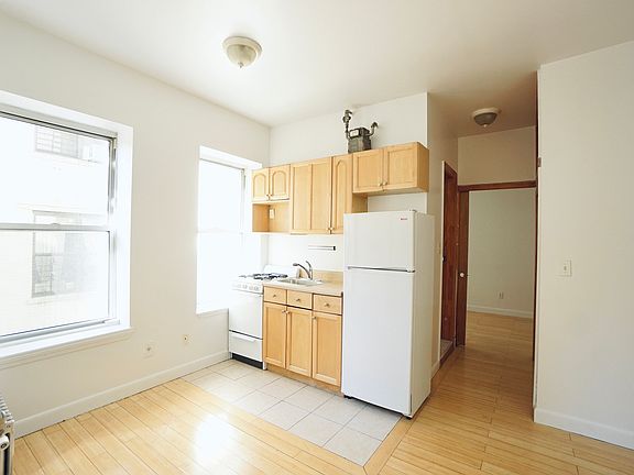 2nd image of 2228 Amsterdam Ave #4E1