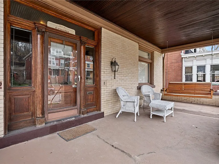 922 Jancey St — Photo 3
