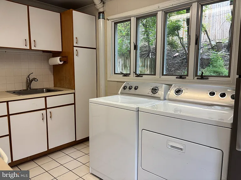 132 Plant Ave — Photo 8