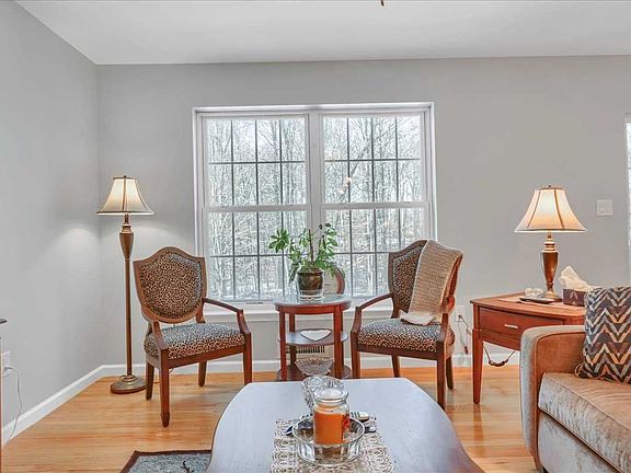 5th image of 291 Pinebrook Dr