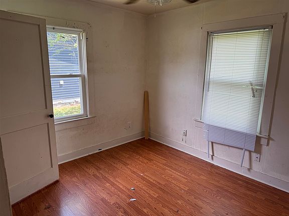 4th image of 414 N High St