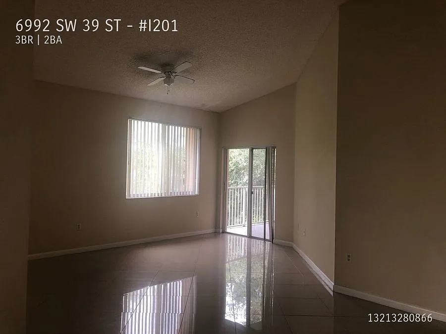 Beautiful 2nd floor Condo 3/2 in Courtyards at Davie — Photo 1