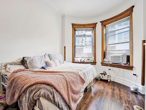4th image of 3932 N Sheridan Rd #3