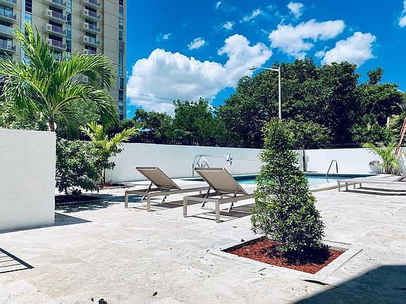 3rd image of 2345 NE 135th St APT 103