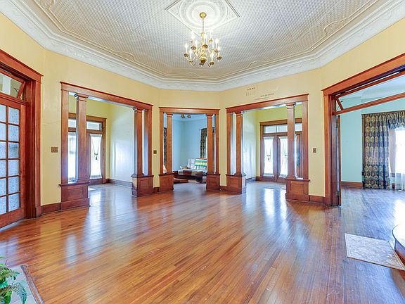5th image of 210 W Elm St