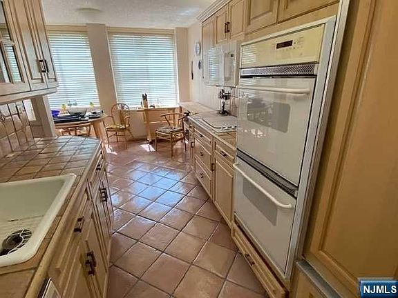 3rd image of 300 Winston Dr APT 302