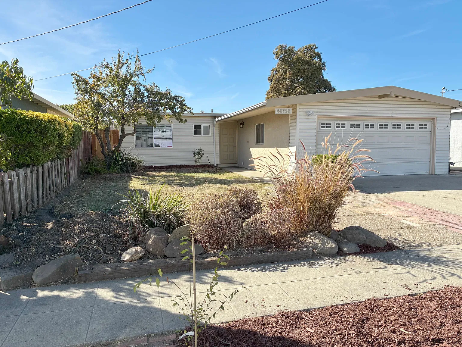 4 bed, 1132 sqft, $3,925 — Photo 2