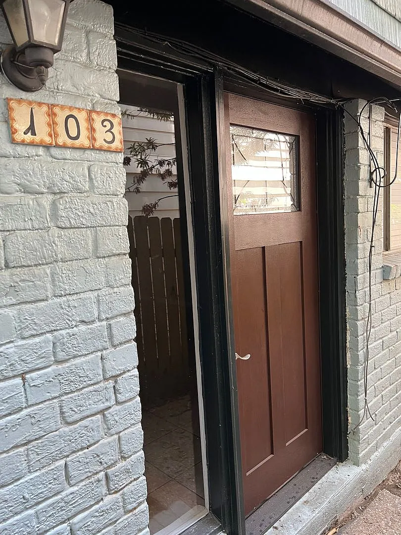 2 story 2 Bed 1 Bath - 2 Parking - Water Paid — Photo 1