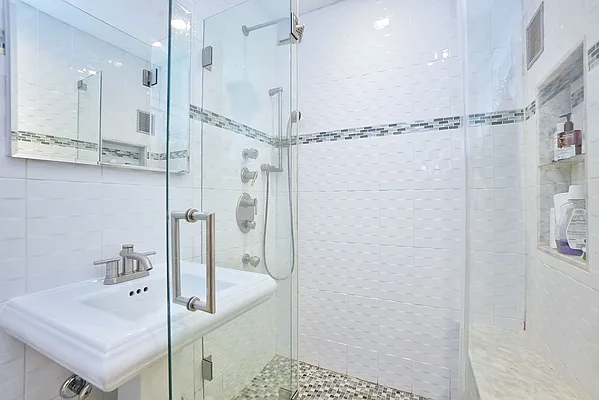 Sold by PRENDAMANO REAL ESTATE | media 33