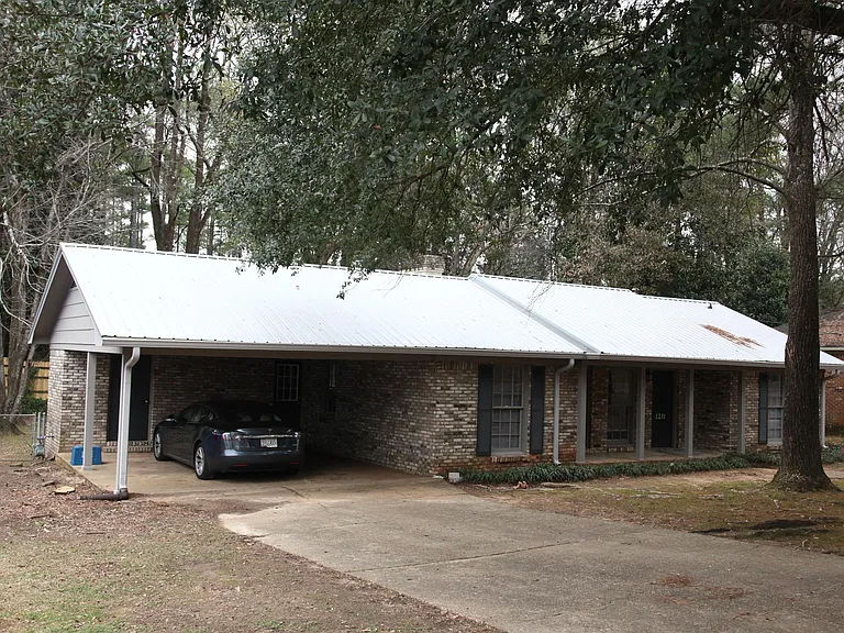 1231 Heritage Dr — Photo 2