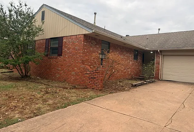 3 bed, 1.5 bath, 1367 sqft, $1,300 — Photo 1