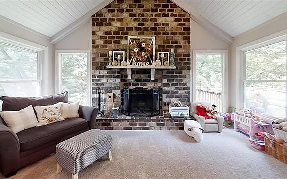 3rd image of 4325 Hillcrest Dr