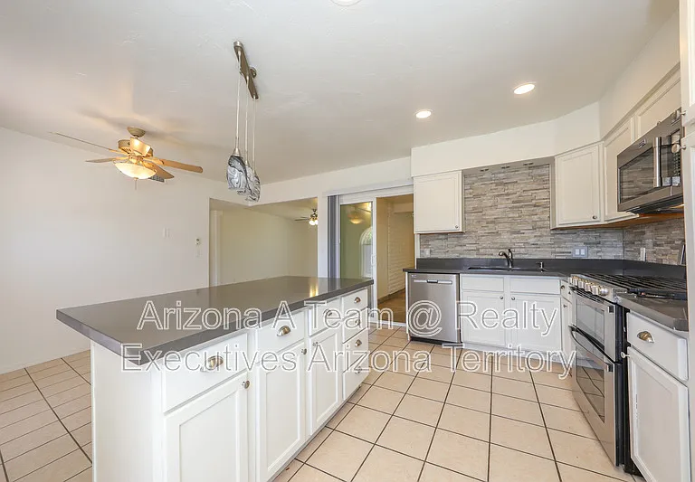 9530 E 42nd St — Photo 5
