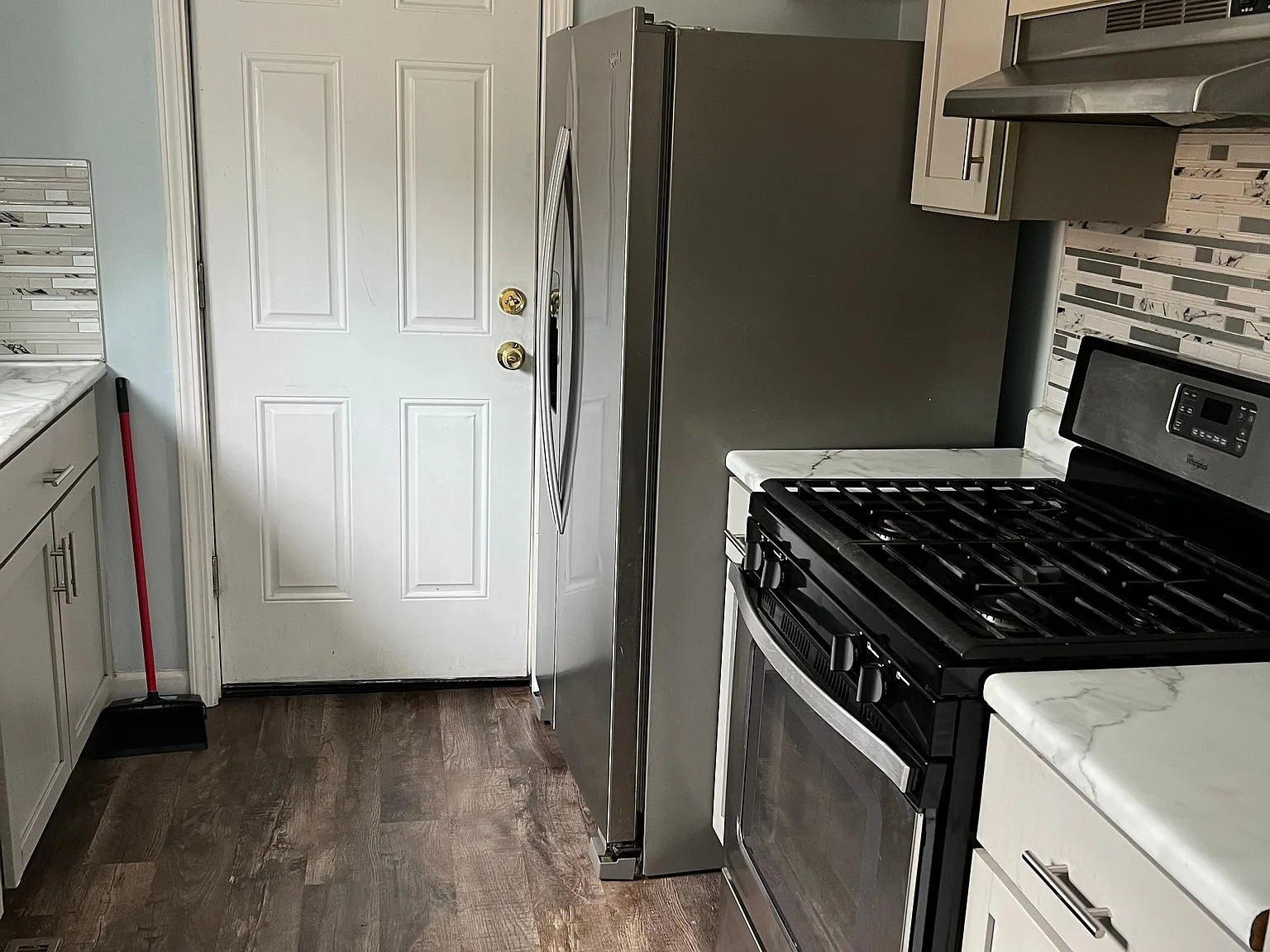 East Hazel Crest Gem - 3 Bedrooms & Private Laundry — Photo 3