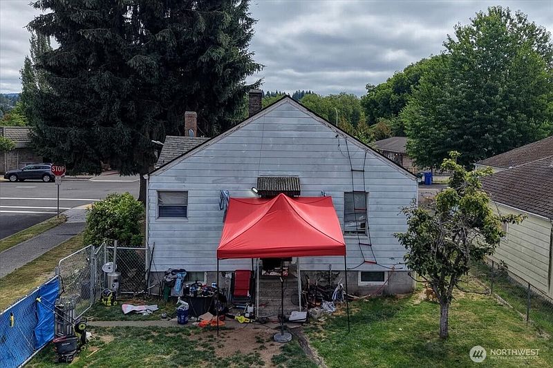 4th image of 75 Williams Avenue S