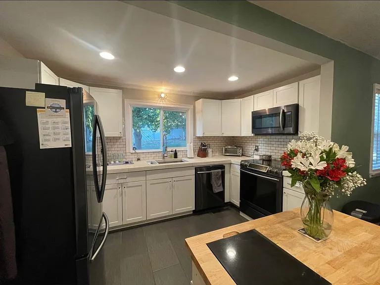10211 E Valleyway Ave — Photo 2
