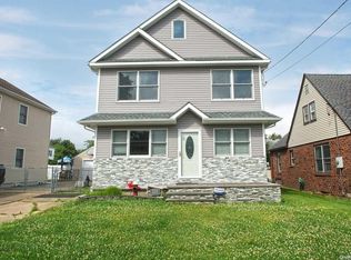 233 Andrews Rd, Mineola, NY 11501