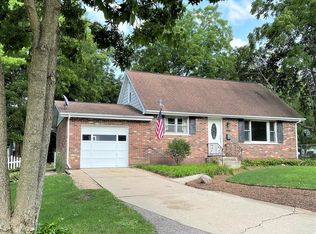 109 S River Rd, Fox River Grove, IL 60021