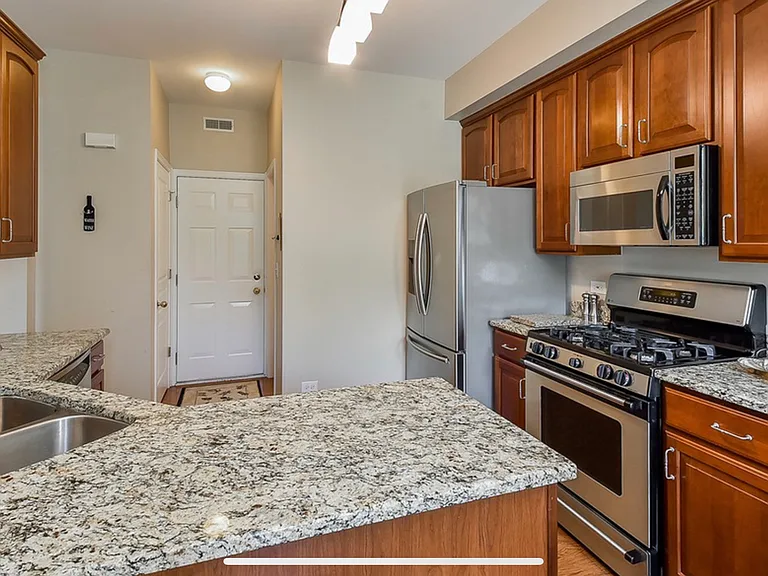 3180 Bromley Ln — Photo 4