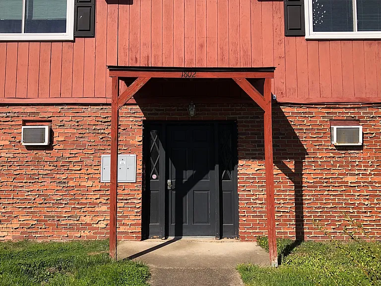 1802 Myers Ave — Photo 3