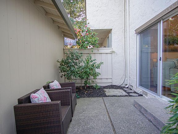 4th image of 1047 Forest Knoll Dr