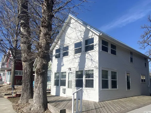 106 2nd Ave N, Clear Lake, IA 50428