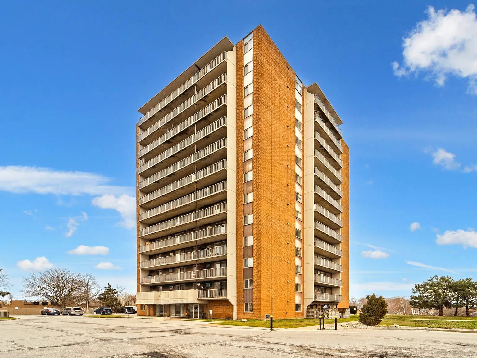 Leamington Towers Apartments — Photo 2