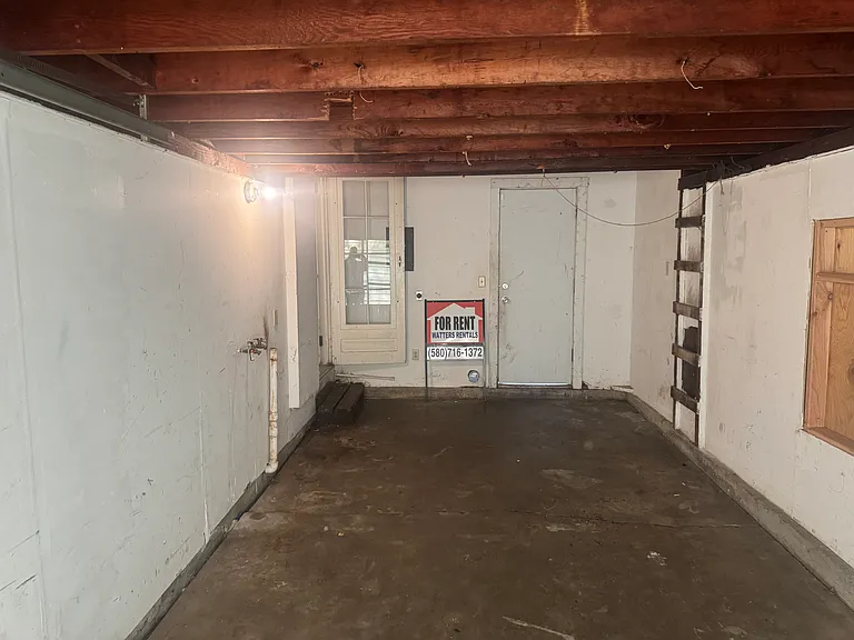 916 N Pine St — Photo 13