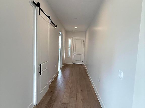 3rd image of 954 W Hamilton Ave