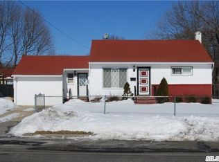 24 Saint Andrews Dr, Brentwood, NY 11717