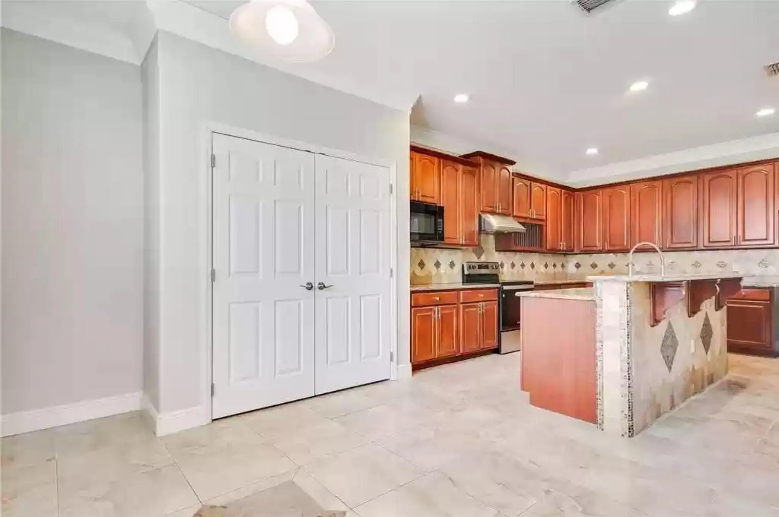 5 bed, 3706 sqft, $4,650 — Photo 3