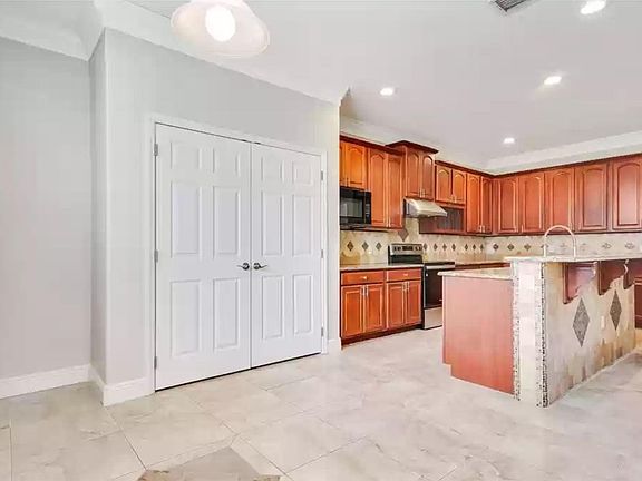 3rd image of 10119 Malpas Point