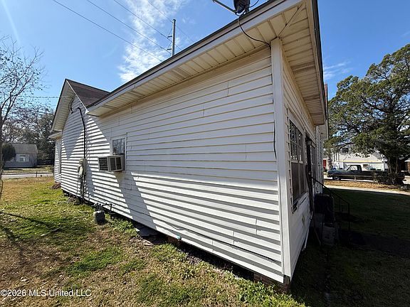 3rd image of 1107 Live Oak Ave