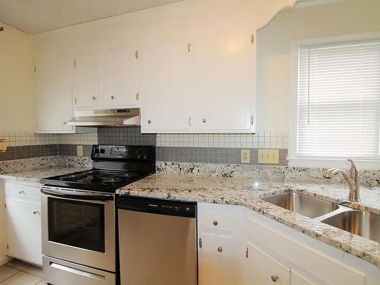 3032 Chenango Dr — Photo 9
