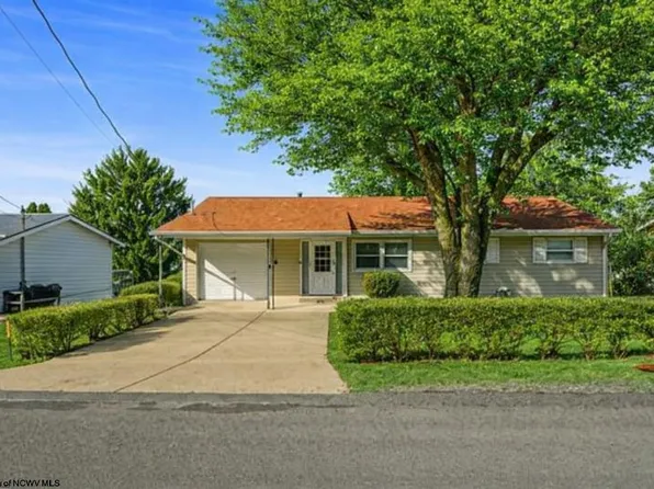 141 Estate Dr, Morgantown, WV 26508