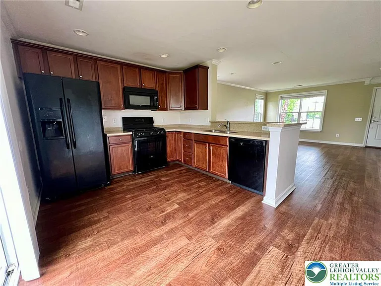 8395 Saylor Ct — Photo 4