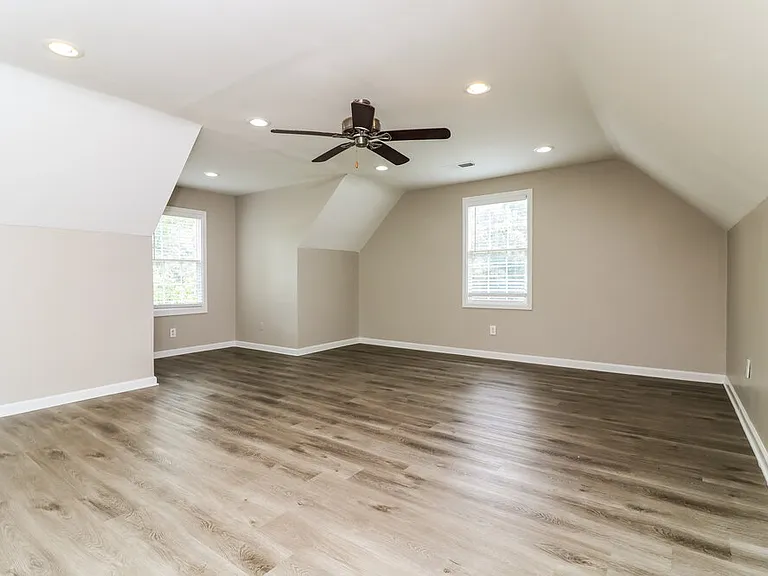 565 Bridge Grv — Photo 16