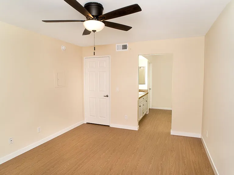5500 Owensmouth Ave #329 — Photo 6
