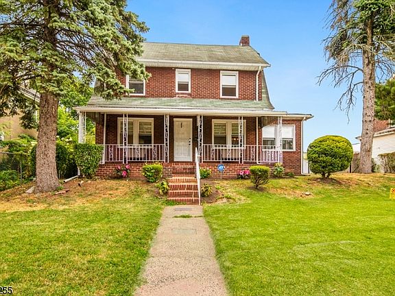 3rd image of 90 Hawthorne Ave
