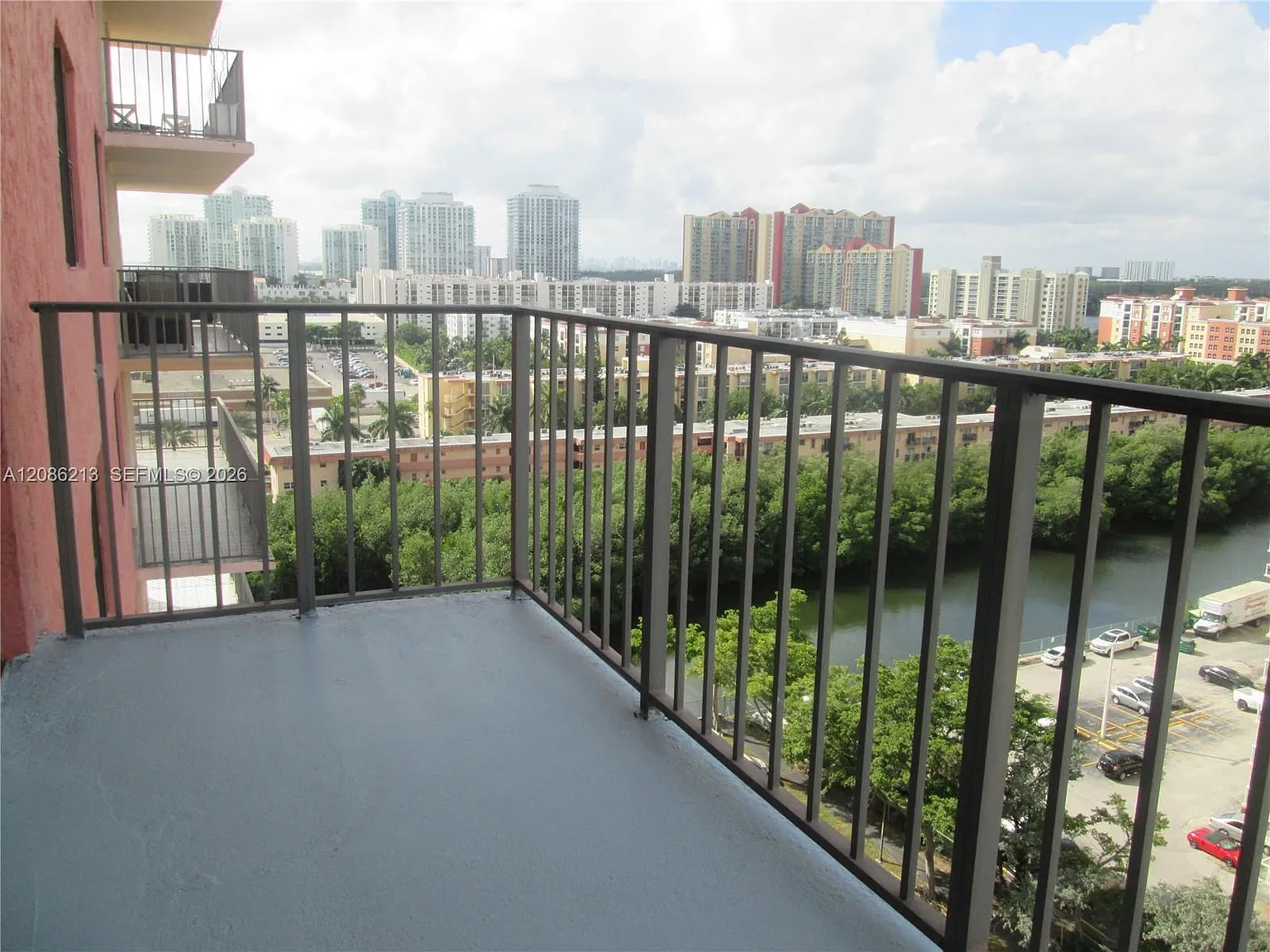 Winston Towers 600 Condo — Photo 4