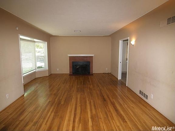 4th image of 1301 Greenwood Dr
