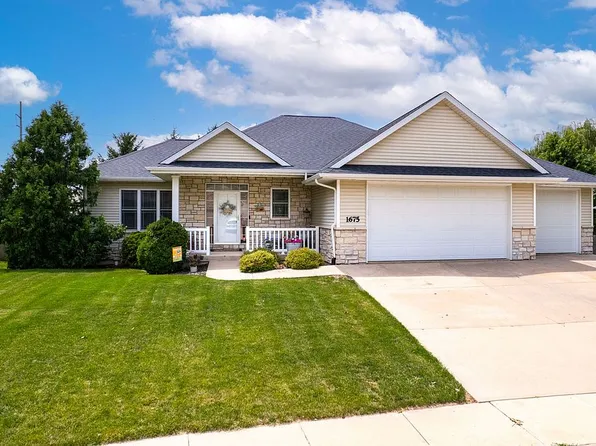 1675 Grizzly Trl, North Liberty, IA 52317