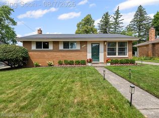 437 Meadow Ln, Rochester, MI 48307