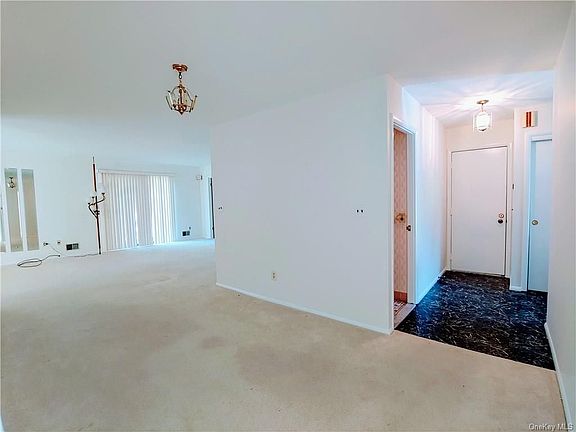 4th image of 137 Columbia Ct #A
