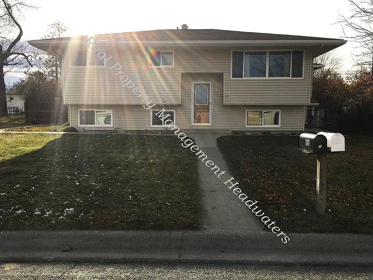 1311 Peosta Ave — Photo 2