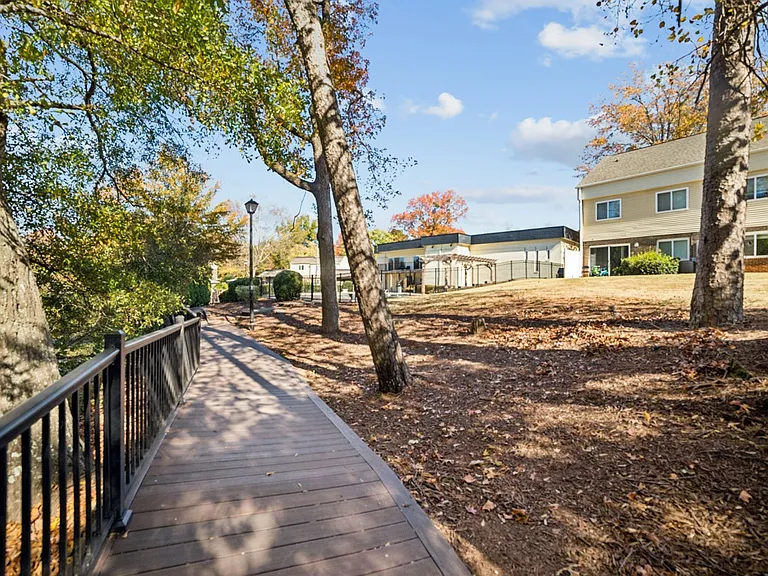 Lakecrest — Photo 37