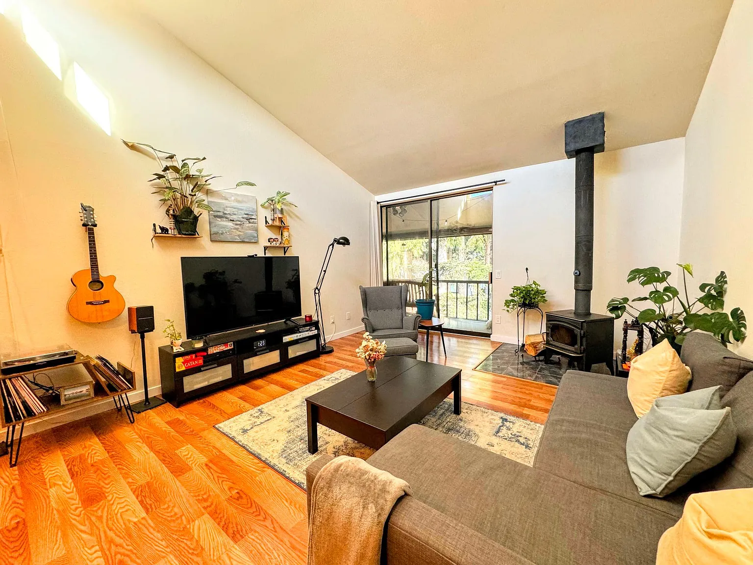 1 bed, 827 sqft, $2,200 — Photo 3